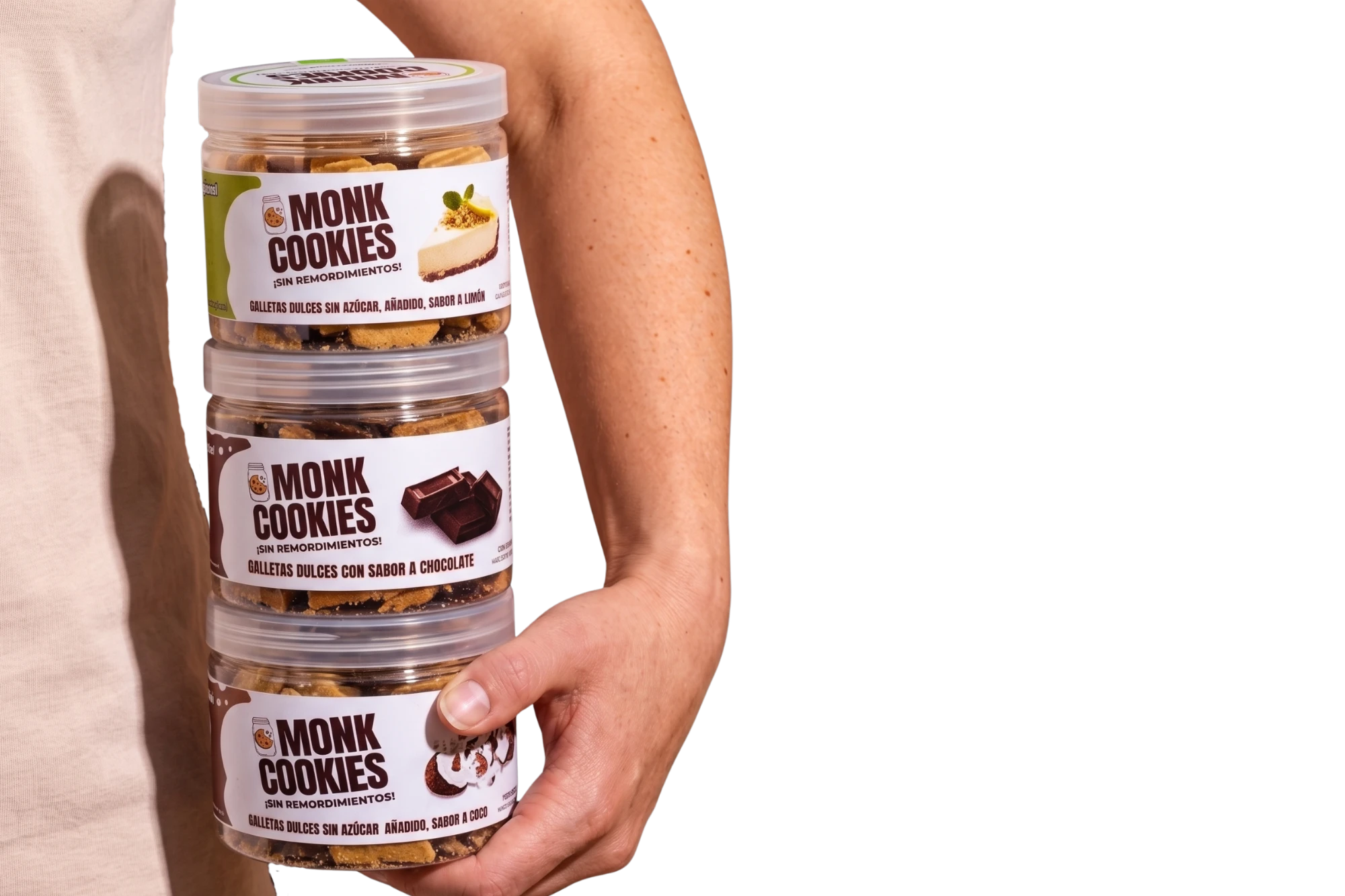 Persona cargando tres potes apilados de Monk Cookies