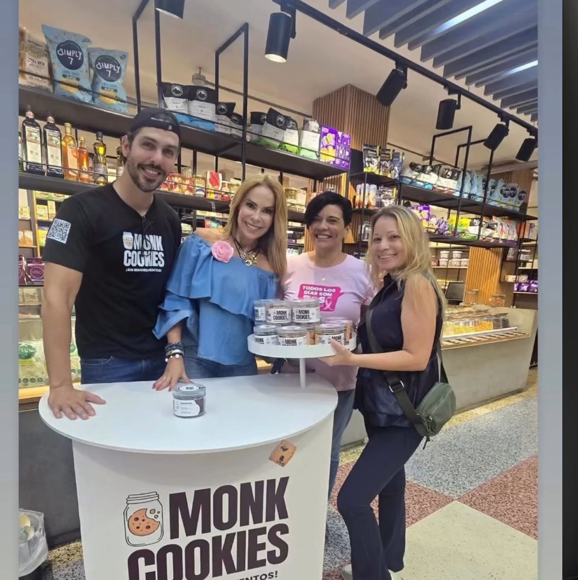 Equipo Monk Cookies en activación dentro de tienda