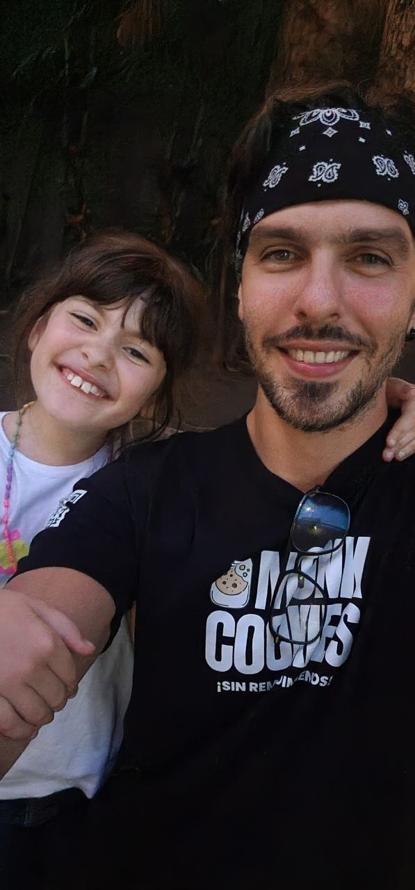 Fundador de Monk Cookies con su hija usando la franela de la marca