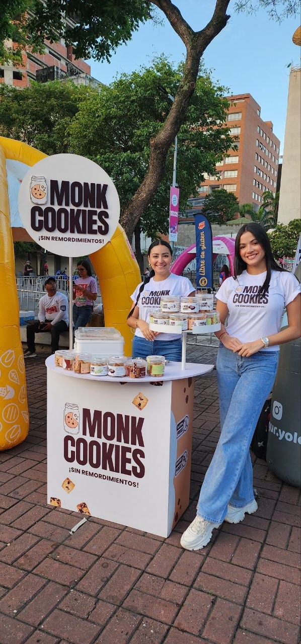 Equipo Monk Cookies en stand de feria al aire libre