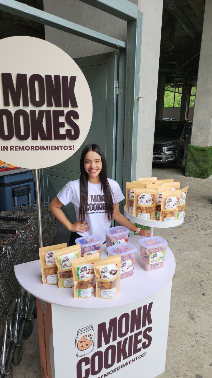 Promotora de Monk Cookies en punto de venta