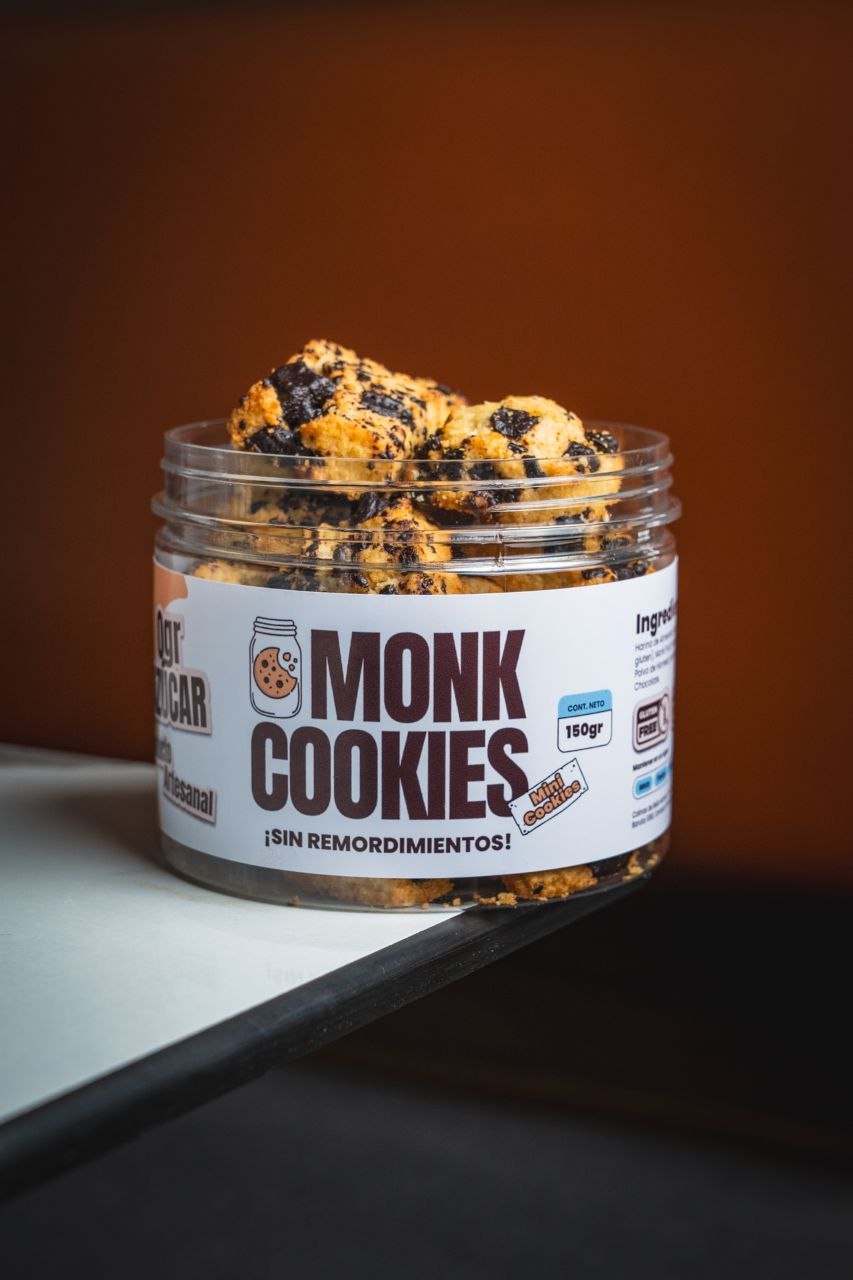 Pote de Monk Cookies sobre fondo color terracota