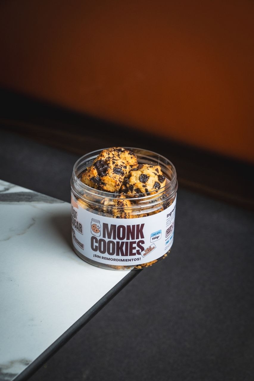 Pote de Monk Cookies en el borde de una mesa