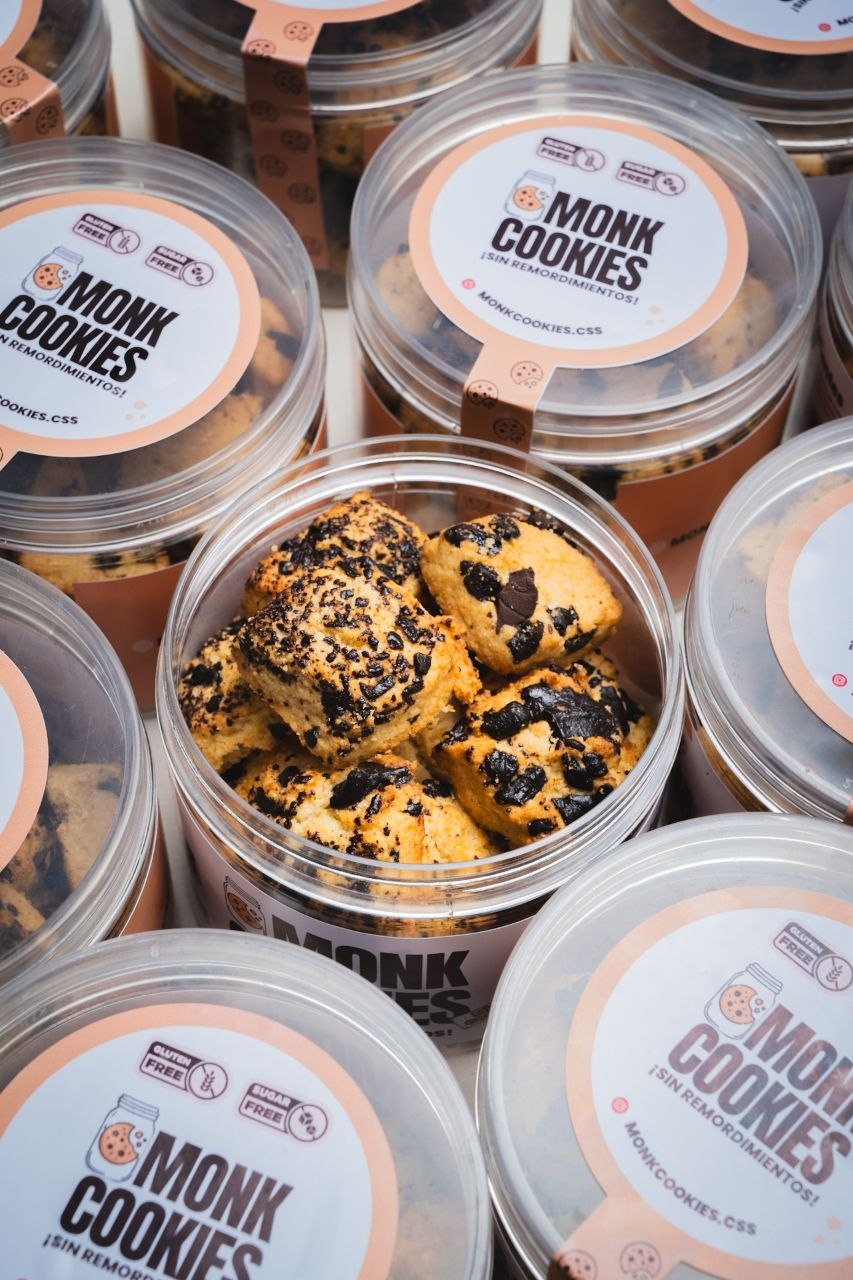 Varios potes de Monk Cookies listos para la venta